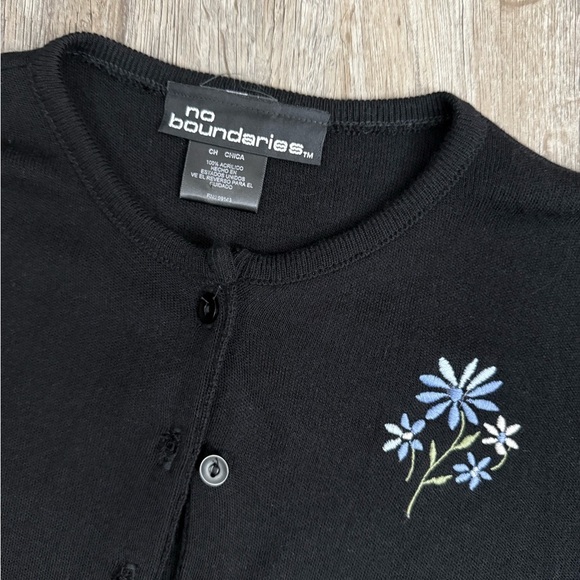 VTG Y2K No Boundaries • Floral Embroidered Cardigan - Picture 3 of 9